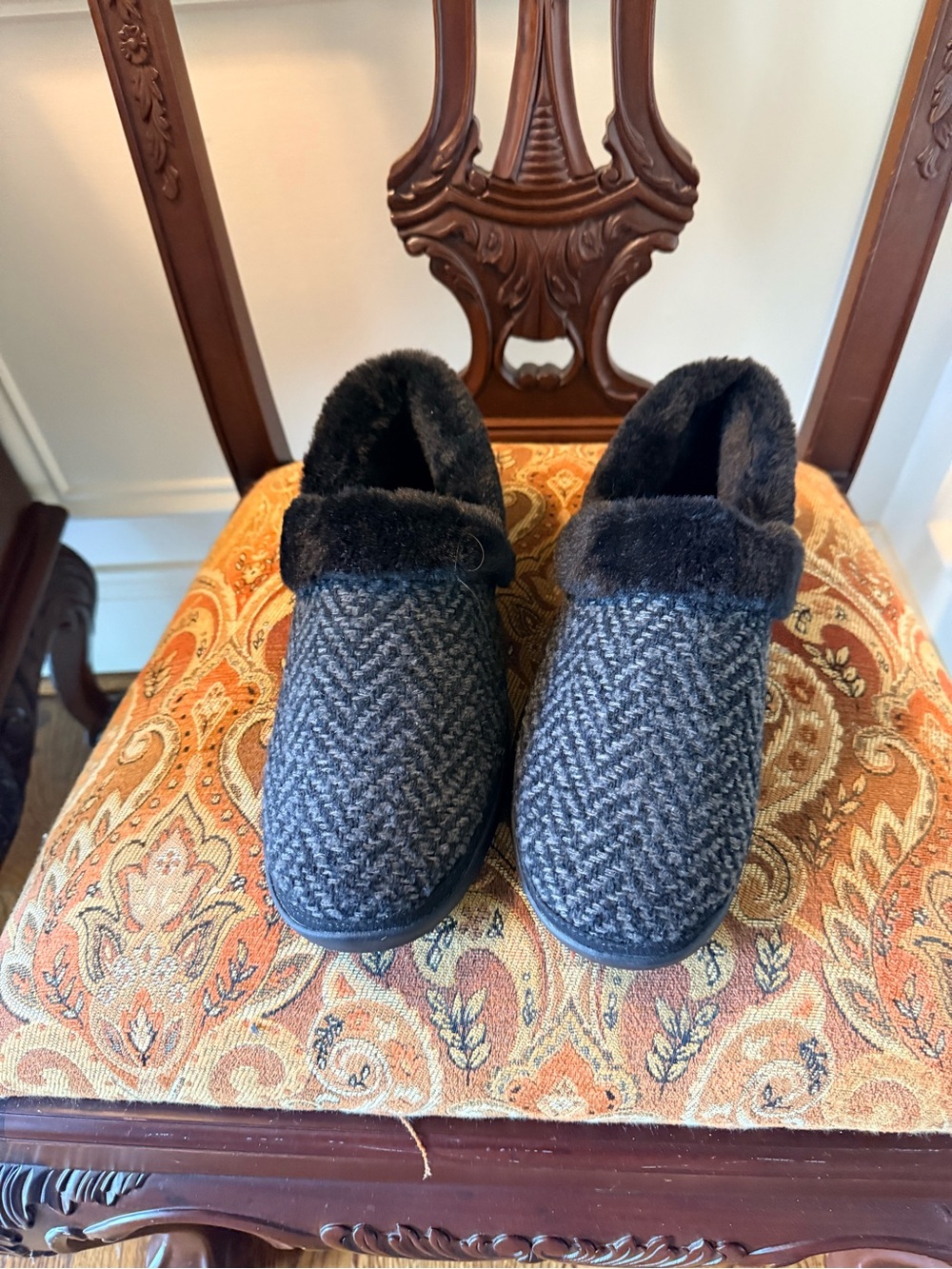 TOMS Slippers. NWOT Never Worn. Black /Gray Size 9 Fur inside